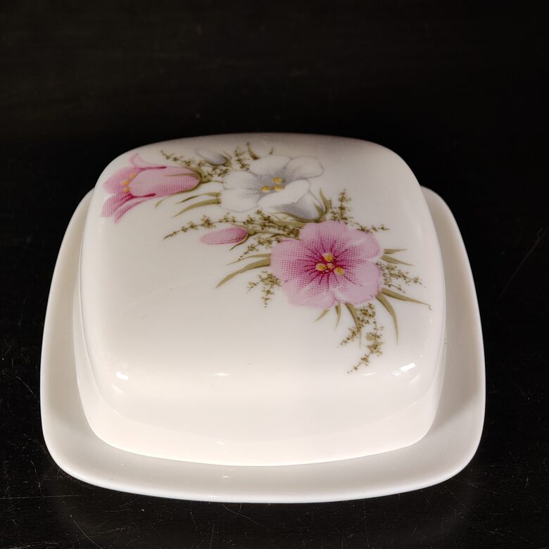 Sviesta trauks ar rozā zvaniņiem 