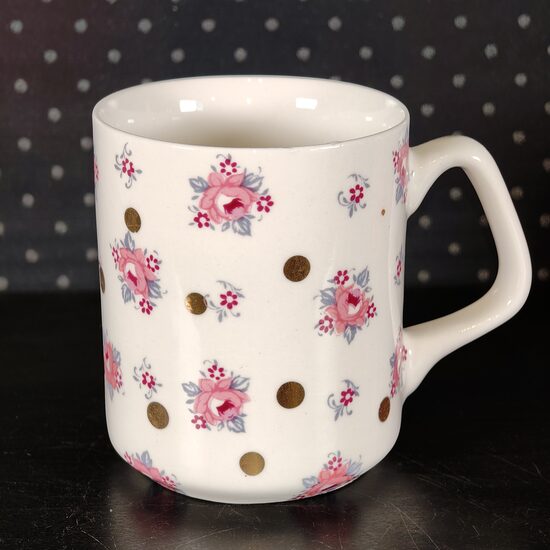 300ml krūze ar rozītēm un zelta punktiem 2.