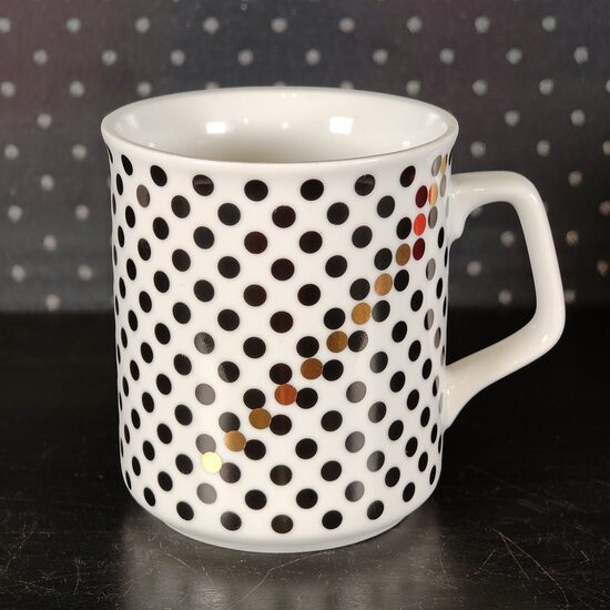 300ml krūze ar melniem un zelta punktiem 