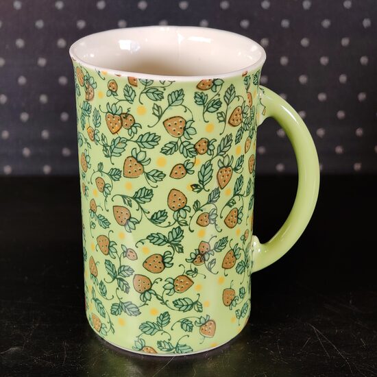 Zaļa krūze 280ml ar meža zemenēm 