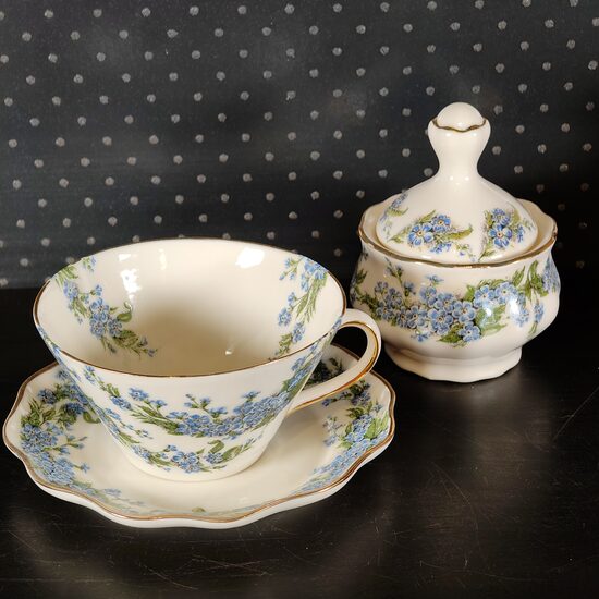 Neaizmirstulītes. Tasīte ar cukurtrauku.