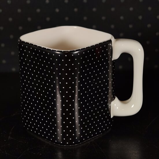 Mazā kvadrātkrūze 200ml melna ar punktiņiem 