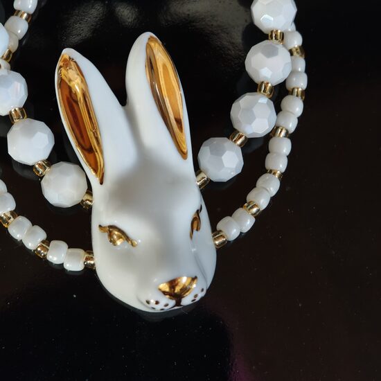 Rokassprādze ar baltu zaķi un divu rindu stikla pērlītēm