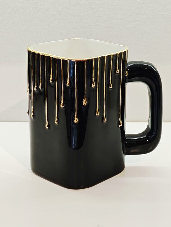 Melna kvadrātkrūze ar zelta pilieniem 400ml