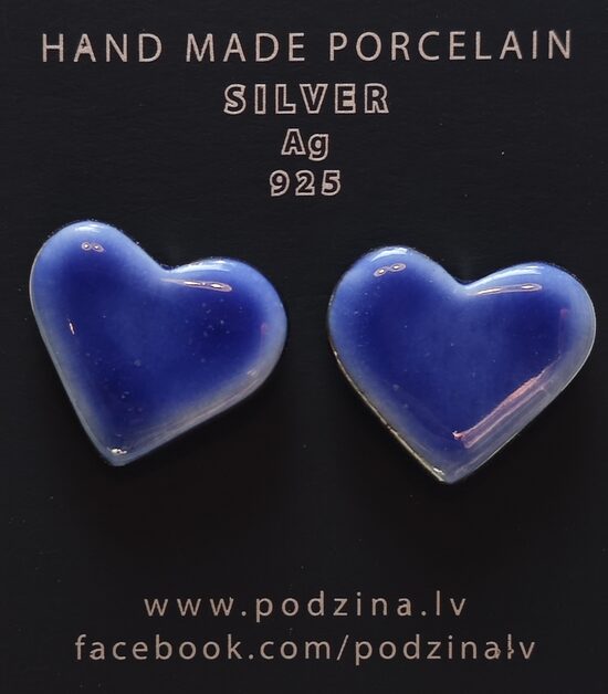 Zilā sirsniņa ar platīna maliņu