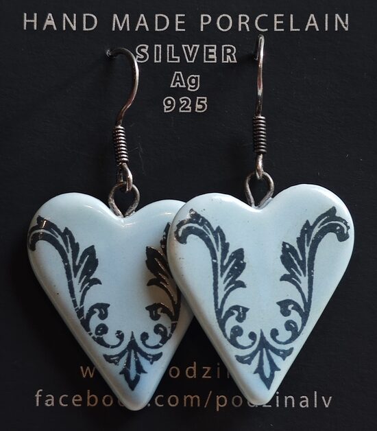 Auskari gaiši zilas sirsniņas