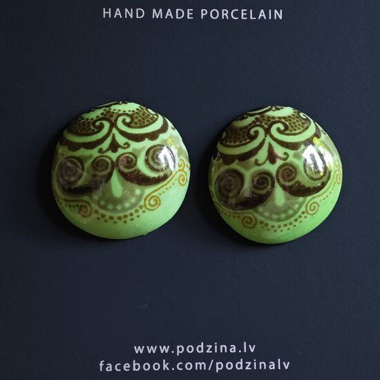 Zaļi auskari ar vintāžas ornamentu 