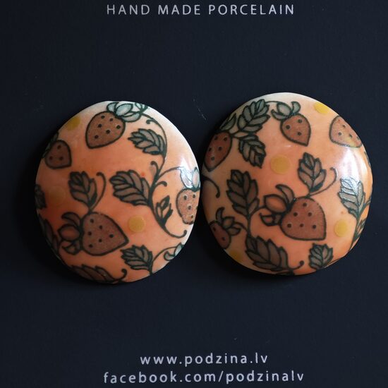 Auskari ar meža zemenēm 