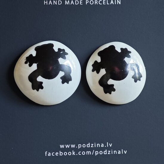 Auskari melnas vardītes