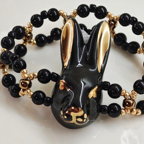 Rokassprādze ar melnu Zaķi