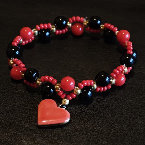 Rokassprādze ar sarkanu sirsniņu 