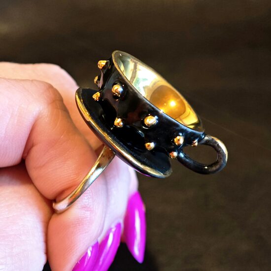 Gredzens melna tasīte ar zelta iekšpusi 