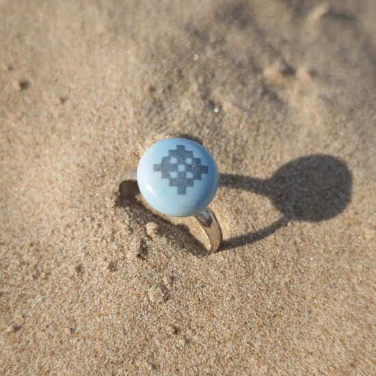 Gaiši zils gredzens ar krustiņiem