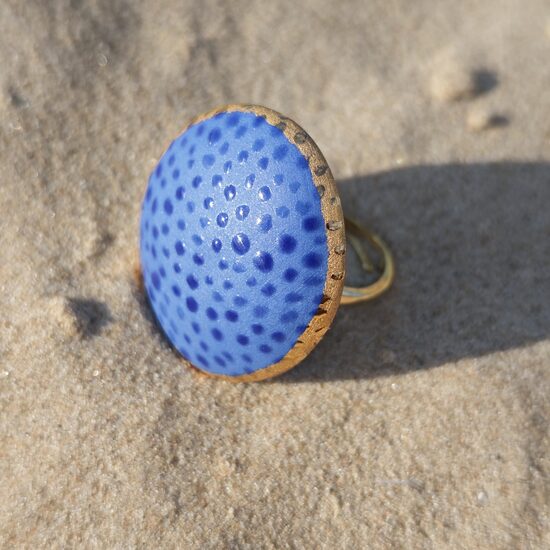 Zilā porcelāna gredzens ar punktiņiem