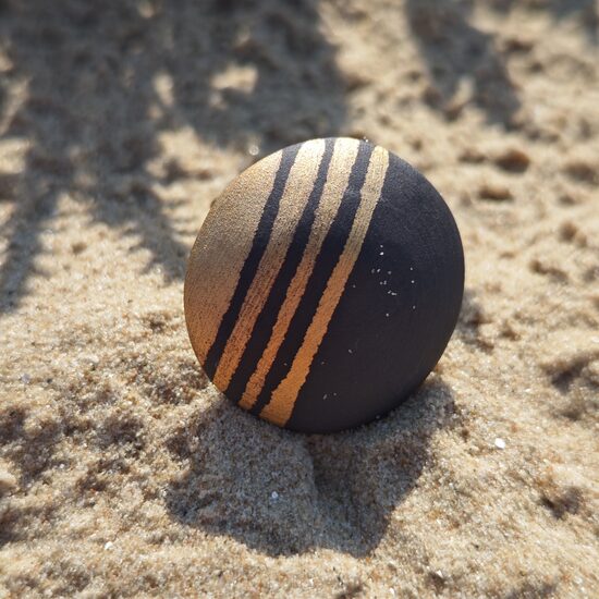 Melnā porcelāna gredzens ar zelta strīpām