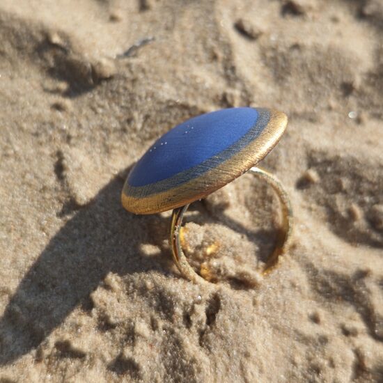 Zilā porcelāna gredzens ar zelta maliņu