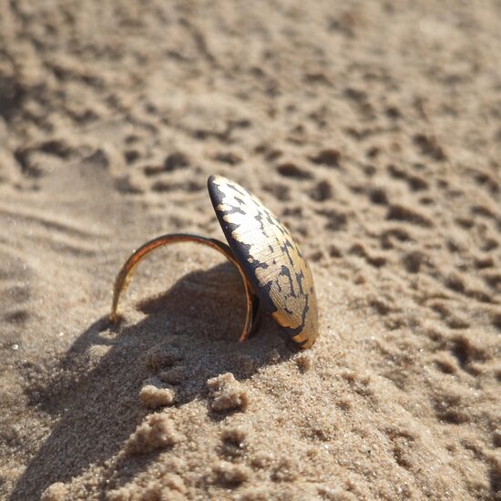 Melnā porcelāna gredzens ar zeltu 1