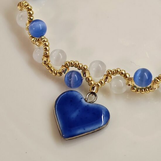 Rokassprādze ar kobalta zilu sirsniņu un kaķacs akmeni