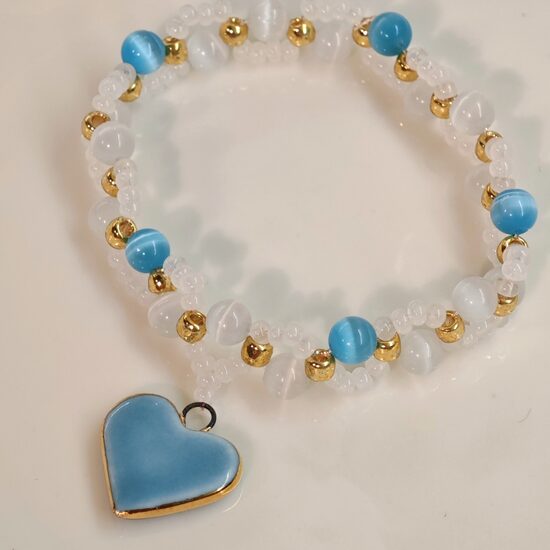 Rokassprādze ar zilu sirsniņu un kaķacs akmeni 