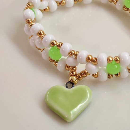 Rokassprādze ar zaļu sirsniņu 