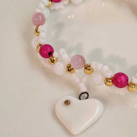 Rokassprādze ar baltu sirsniņu 