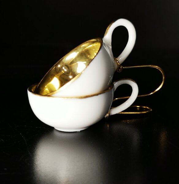 Cup earrings with golden inside