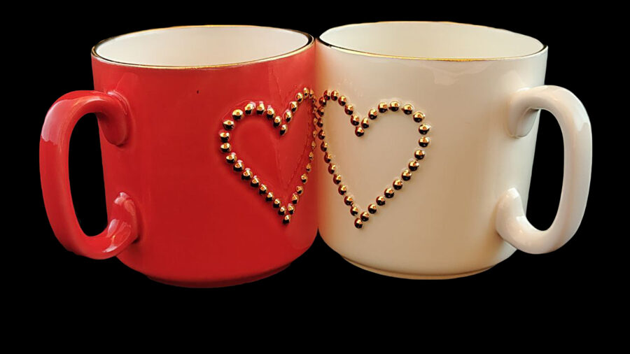 Mug with gold studs in the shape of a heart, color variations, 200ml